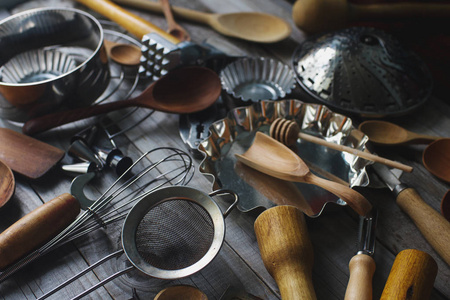 仿古木制的桌子上的各种厨房用具.照片
