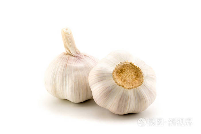 两头大蒜在白色