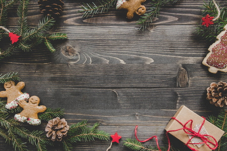 圣诞背景。圣诞节装饰与冷杉分支和礼物在木桌上