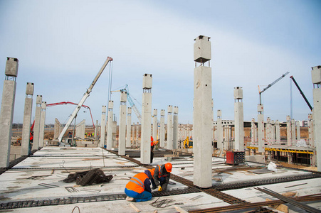 建筑工地工人。 新建筑物的建造