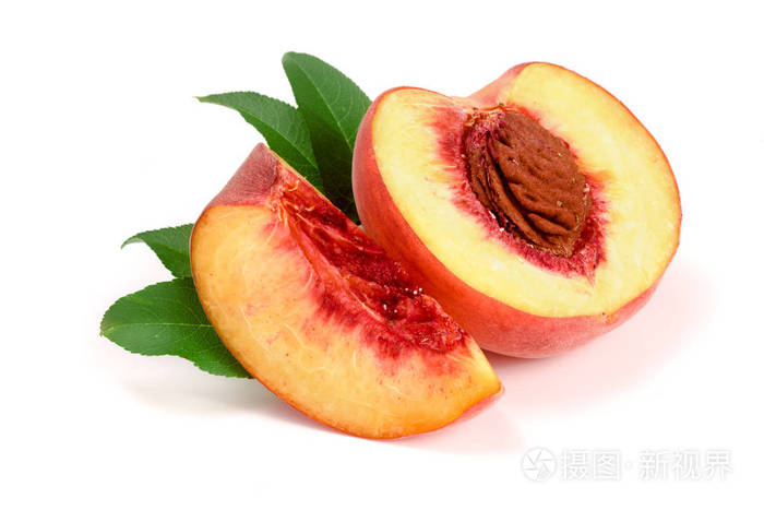 切片和半个桃子与孤立的白色背景上的绿色叶