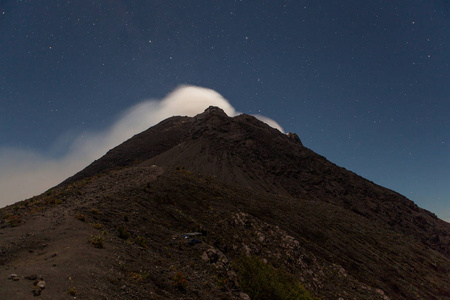 夜间在星空下的默拉皮火山烟雾图片