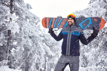 山上微笑的男滑雪