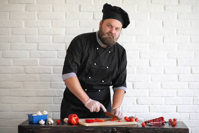 长胡子厨师厨师准备饭食