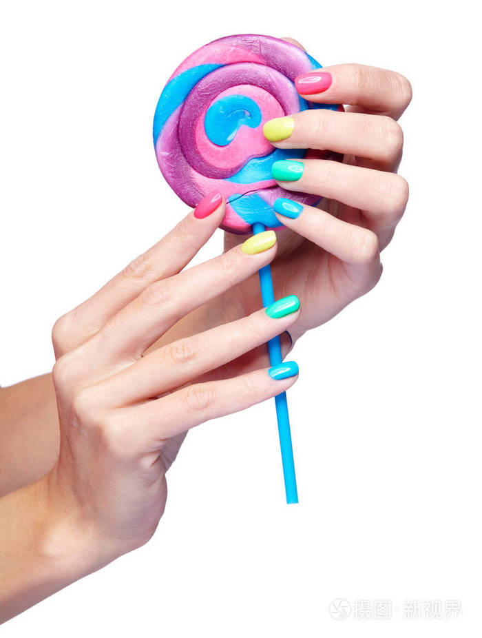 女人手里拿着棒糖糖, 手握着明亮的指甲狂躁