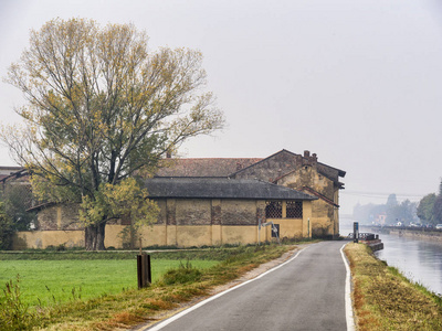 路沿 Naviglio 格兰德从米兰到 Abbiategrasso