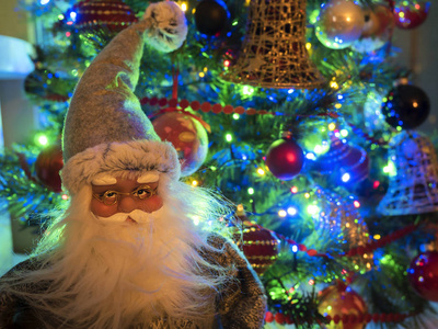 圣诞老人与被照亮的圣诞树背景图片