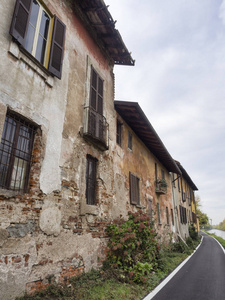 路沿 Naviglio 格兰德在 Robecco 老房子