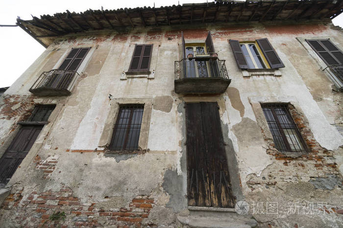 路沿 Naviglio 格兰德在 Robecco 老房子