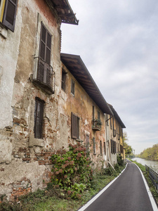 路沿 Naviglio 格兰德在 Robecco 老房子