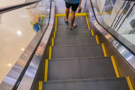 现代自动扶梯在购物中心内建筑图片