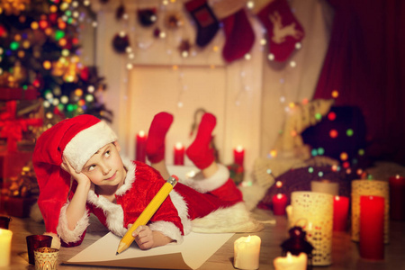 孩子写圣诞信, 快乐的孩子写祝福名单给圣诞老人
