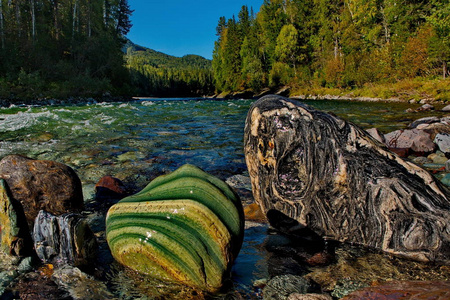 西伯利亚山区河流的石头图片