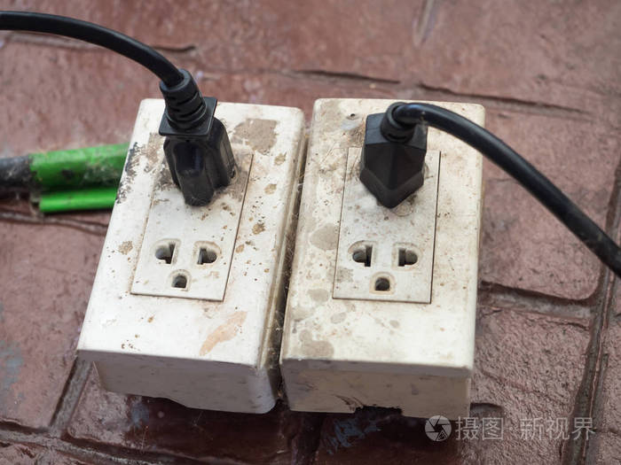 带插头接地的旧插座