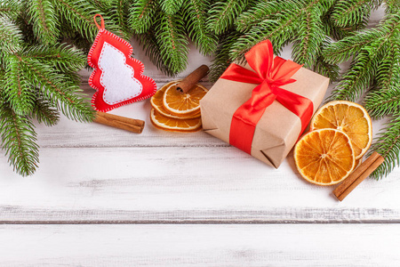 圣诞横幅与绿树, giftbox, 手工毛毡装饰, 橙色和肉桂在白色木背景