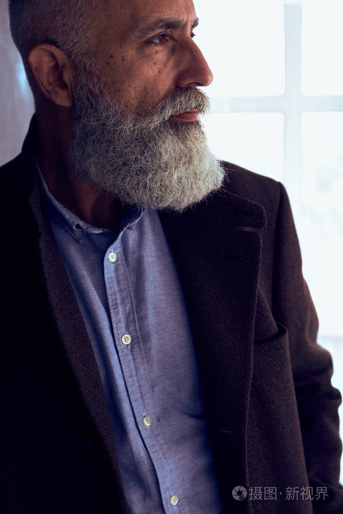 成熟男人的灰色浓密胡子