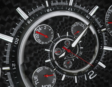 现代银色黑色时尚时钟手表红色时钟手扭到超现实主义的时间螺旋。超现实主义时钟黑钟手表抽象分形背景时尚时钟纹理模式概念时间螺旋。钟表