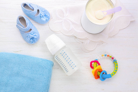 婴儿配方奶粉的奶瓶一罐奶粉和儿童奶瓶把奶粉放进婴儿奶瓶与剪切路径