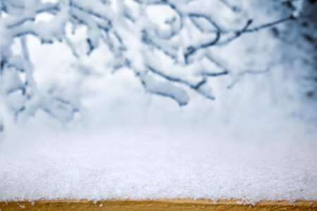 霜和雪在冬天森林树上