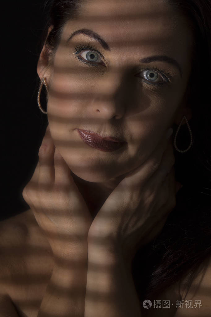 一个女人站在黑暗的阴影线的 bl 的肖像