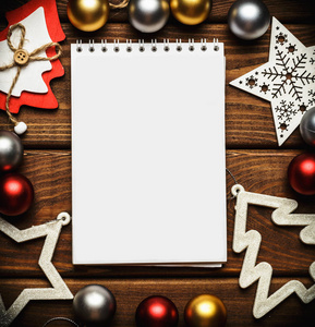 圣诞节和新年贺卡, 或模拟, 或空的空白笔记本在老式木桌上, 新年的玩具和装饰品, 顶部视图