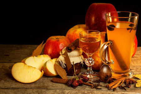 热的苹果饮料与朗姆酒。冬夜传统饮品