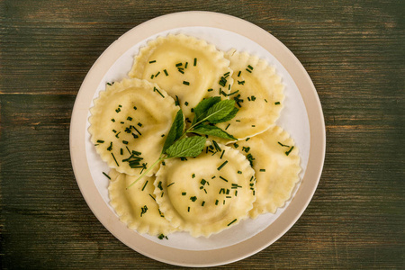 意大利风格 Cappelletti 配帕尔马火腿馄饨意大利面食