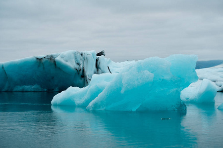 冰岛的 Jokulsarlon 冰川湖。关闭