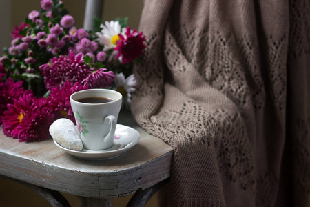 秋天仍然生活与咖啡, 自制饼干香草新月, 菊花和格子