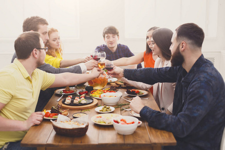 人们说在节日的餐桌宴会的欢呼声碰杯