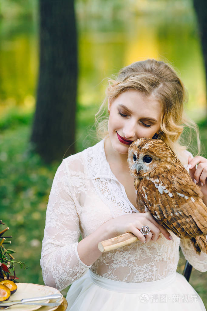 美丽的女孩与猫头鹰与猫头鹰的新娘