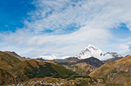 多云天空下的 Kazbek 山