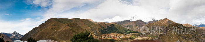 Gergeti 三一教堂附近的高加索山脉