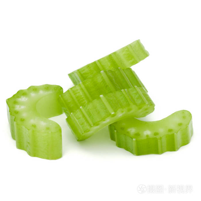 切碎的芹菜茎切片