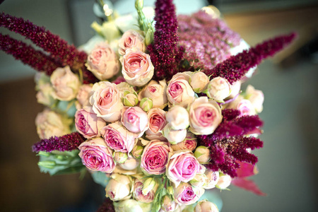 新娘波西米亚风格与花束桃玫瑰