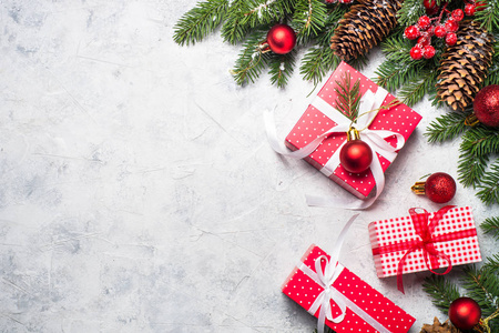 红色圣诞礼物盒, 冷杉树枝和装饰品