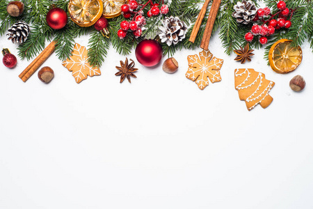 圣诞姜饼, 雪冷杉树和装饰品