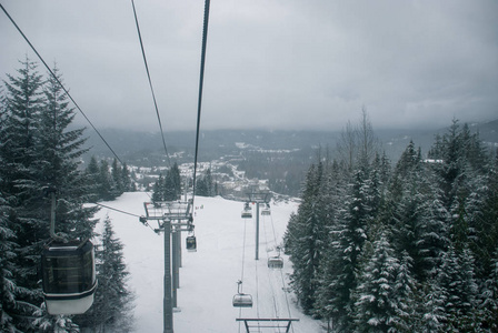 滑雪椅和缆车去积雪覆盖的山之间