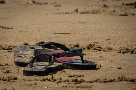 游泳时留在海滩上的童鞋图片