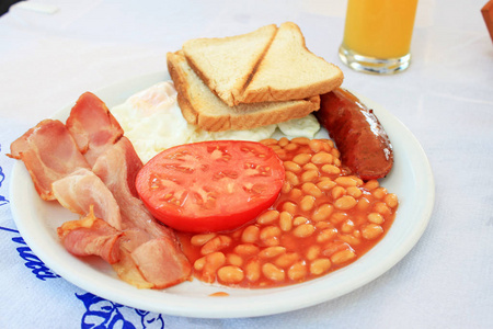 传统英式早餐，含煎蛋香肠和豆类