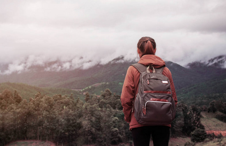 女孩在山上旅行