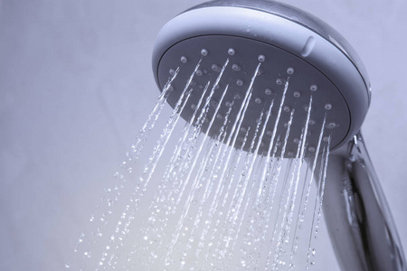 淋浴滴水滴的淋浴头照片