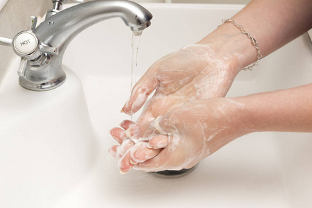 卫生间洗手盆水从水龙头流出