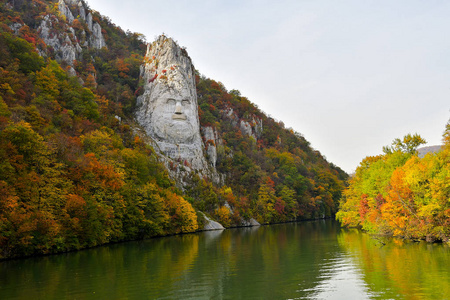 Decebal 的头雕刻在岩石, 多瑙河, 罗马尼亚, 秋天风景
