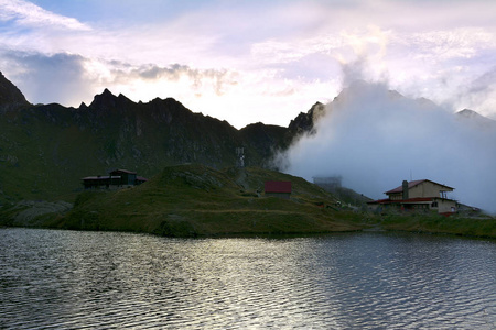 日落在 Fagaras 山脉, Balea 湖罗马尼亚