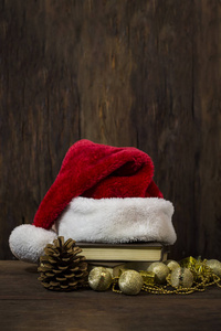 圣诞老人的帽子, 两本书, 一个圆锥, 装饰盒, 球和