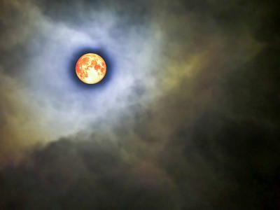 超级血月和橙色堆云图片