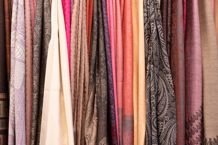 许多色彩斑斓的丝巾挂市场发售