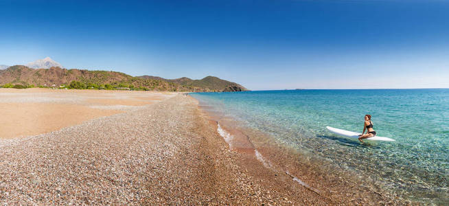 土耳其 Chirali 海滩附近的一个小美女躺在蓝色的大海里放松