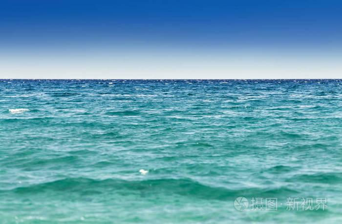 蓝色的大海和天空为背景